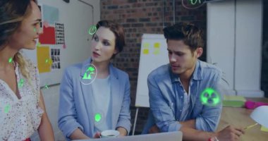 Ofisteki çeşitli iş adamları üzerinde ekolojik ikonlar ve veri işleme animasyonları. Küresel finans, iş, bağlantılar, hesaplama ve veri işleme kavramı dijital olarak oluşturulmuş video.