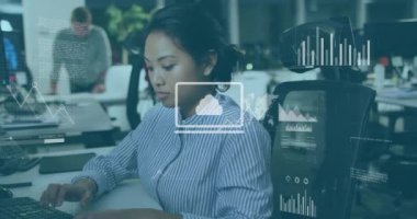 Ofisteki iki ırklı iş kadınıyla ilgili finansal veri işleme animasyonu. Küresel finans, iş, bağlantılar, hesaplama ve veri işleme kavramı dijital olarak oluşturulmuş video.
