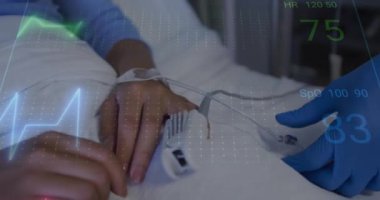 Hastanedeki çeşitli doktor ve hastalar üzerinde tıbbi veri işleme animasyonu. Küresel tıp, bağlantılar, hesaplama ve veri işleme kavramı dijital olarak oluşturulmuş video.