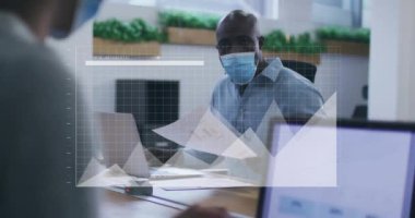 Ofisteki maskeli çeşitli iş adamlarının finansal veri işleme animasyonları. Küresel virüs, iş dünyası, bağlantılar, hesaplama ve veri işleme kavramı dijital olarak oluşturulmuş video.