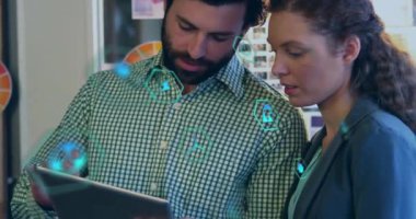 Ofisteki tablet kullanılarak farklı meslekdaşlar üzerinde ekoloji simgelerinin canlandırılması. İş, teknoloji ve dijital arayüz kavramı dijital olarak oluşturuldu.