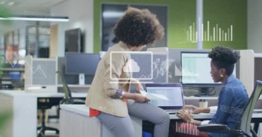 Ofisteki çeşitli iş adamları üzerinde finansal veri işleme animasyonu. Küresel finans, iş, bağlantılar, hesaplama ve veri işleme kavramı dijital olarak oluşturulmuş video.