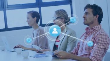 Muhtelif meslekdaşların ofiste toplanması üzerine simgelerle bağlantı ağının animasyonu. Küresel iş, bağlantılar ve dijital arayüz kavramı dijital olarak oluşturulmuş video.