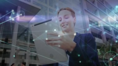 Tableti tutan, şehir manzarası üzerinden dijital ağ bağlantılarıyla etkileşime geçen bir kadın. Teknoloji, bağlantı, iş, yenilik, iletişim, arayüz