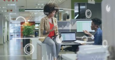 Muhtelif meslektaşların ofiste iş görüşmesi üzerine finansal veri işleme animasyonu. Küresel iş, finans, bilgisayar ve dijital arayüz kavramı dijital olarak oluşturulmuş video.