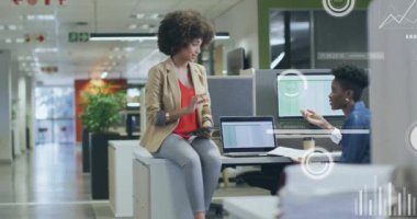 Ofisteki çeşitli iş adamları üzerinde finansal veri işleme animasyonu. Küresel finans, iş, bağlantılar, hesaplama ve veri işleme kavramı dijital olarak oluşturulmuş video.