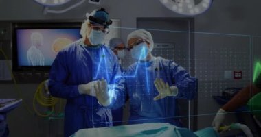 Yüz maskeli çeşitli cerrahlar üzerinde tıbbi veri işleme animasyonu. Küresel tıp, bağlantılar, hesaplama ve veri işleme kavramı dijital olarak oluşturulmuş video.