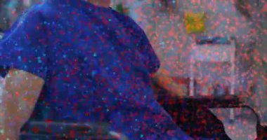 Beyaz erkek cerrah üzerinde DNA iplikçiklerinin animasyonu. Küresel tıp, bağlantılar, hesaplama ve veri işleme kavramı dijital olarak oluşturulmuş video.