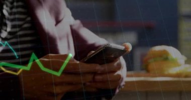 Akıllı telefon kullanan iki ırklı adamın veri işleme ve diyagramlarının animasyonu. Küresel iş, teknoloji ve dijital arayüz kavramı dijital olarak oluşturulmuş video.