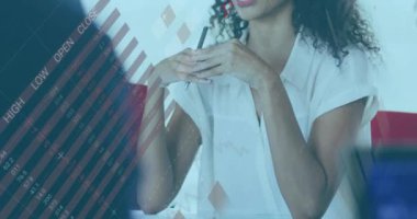 Muhtelif meslektaşların ofiste iş görüşmesi üzerine finansal veri işleme animasyonu. Küresel iş, finans, bilgisayar ve dijital arayüz kavramı dijital olarak oluşturulmuş video.