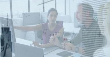 Ofisteki çeşitli iş adamları üzerinde finansal veri işleme animasyonu. Küresel finans, iş, bağlantılar, hesaplama ve veri işleme kavramı dijital olarak oluşturulmuş video.