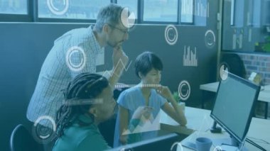 Ofisteki çeşitli iş adamları üzerinde finansal veri işleme animasyonu. Küresel finans, iş, bağlantılar, hesaplama ve veri işleme kavramı dijital olarak oluşturulmuş video.