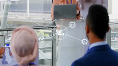 Ofiste toplanan farklı meslekdaşlar üzerindeki simgelerle bağlantı ağının canlandırılması. İş, teknoloji ve dijital arayüz kavramı dijital olarak oluşturuldu.