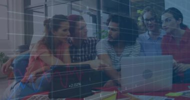 Ofisteki çeşitli iş adamları üzerinde finansal veri işleme animasyonu. Küresel finans, iş, bağlantılar, hesaplama ve veri işleme kavramı dijital olarak oluşturulmuş video.