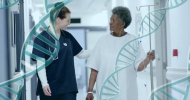 Damar yolu açarak hastaya yardım eden hemşire, hastane koridorunda birlikte yürüyorlar. Sağlık, sağlık, hasta bakımı, hemşirelik, tedavi, iyileşme