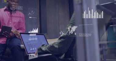 Muhtelif meslektaşların ofiste iş görüşmesi üzerine finansal veri işleme animasyonu. Küresel iş, finans, bilgisayar ve dijital arayüz kavramı dijital olarak oluşturulmuş video.