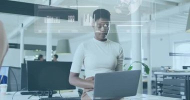 Afro-Amerikan iş kadınının ofisindeki finansal veri işleme animasyonu. Küresel finans, iş, bağlantılar, hesaplama ve veri işleme kavramı dijital olarak oluşturulmuş video.