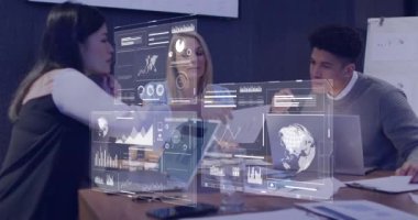 Ofisteki çeşitli iş adamları üzerinde veri işleme animasyonu. Küresel finans, iş, bağlantılar, hesaplama ve veri işleme kavramı dijital olarak oluşturulmuş video.