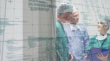 Çeşitli doktorların konuştuğu bağlantılar ve veri işleme ağının animasyonu. Tıp, teknoloji ve dijital arayüz kavramı dijital olarak oluşturulmuş video.