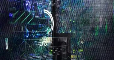 Bilgisayar sunucuları üzerinde dijital veri işleme animasyonu. Dijital olarak oluşturulmuş küresel bağlantılar, hesaplama ve veri işleme kavramı.