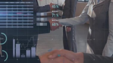 Çeşitli iş adamlarının el sıkışması üzerine finansal veri işleme animasyonu. Küresel finans, iş, bağlantılar, hesaplama ve veri işleme kavramı dijital olarak oluşturulmuş video.