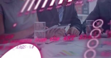 Ofisteki çeşitli iş adamları üzerinde finansal veri işleme animasyonu. Küresel finans, iş, bağlantılar, hesaplama ve veri işleme kavramı dijital olarak oluşturulmuş video.