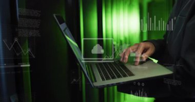 Laptopta yazma, veri analizi animasyonu olan kişi yeşil arka planda. Teknoloji, bilgisayar, iş dünyası, dijital, analiz, istatistik