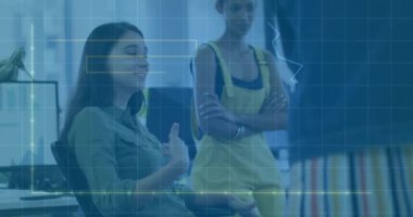 Ofisteki çeşitli iş adamları üzerinde finansal veri işleme animasyonu. Küresel finans, iş, bağlantılar, hesaplama ve veri işleme kavramı dijital olarak oluşturulmuş video.