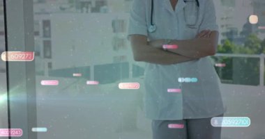 Beyaz kadın doktorun gülümsemesi üzerine medya simgelerinin canlandırılması. Sosyal medya, tıp ve dijital arayüz kavramı dijital olarak oluşturulmuş video.