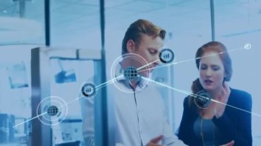 Ofisteki çeşitli iş adamlarının dünya ikonlarıyla olan bağlantılarının animasyonu. Küresel finans, iş, bağlantılar, hesaplama ve veri işleme kavramı dijital olarak oluşturulmuş video.