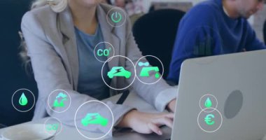 Ofisteki çeşitli iş adamları üzerinde ekolojik ikonlar ve veri işleme animasyonları. Küresel finans, iş, bağlantılar, hesaplama ve veri işleme kavramı dijital olarak oluşturulmuş video.