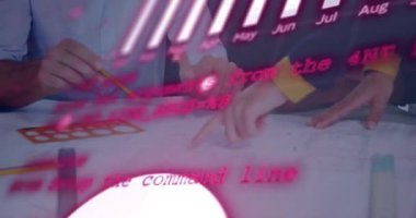 Ofisteki çeşitli iş adamları üzerinde finansal veri işleme animasyonu. Küresel finans, iş, bağlantılar, hesaplama ve veri işleme kavramı dijital olarak oluşturulmuş video.