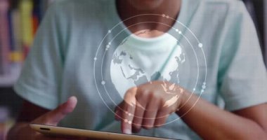 dokunmatik ekran cihazı kullanan çocuk, animasyon arayüzü ile küresel verileri analiz eden kişi. Teknoloji, yenilik, analitik, modern, fütüristik, dijital