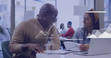 Muhtelif meslektaşların ofiste iş görüşmesi üzerine finansal veri işleme animasyonu. Küresel iş, finans, bilgisayar ve dijital arayüz kavramı dijital olarak oluşturulmuş video.