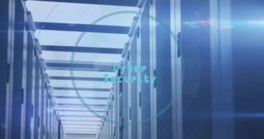 Bilgisayar sunucuları üzerinden kalkan simgesi ve dijital veri işleme animasyonu. Küresel siber güvenlik, bağlantılar, hesaplama ve veri işleme kavramı dijital olarak oluşturuldu.