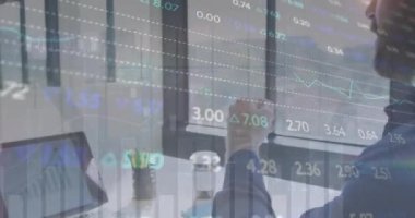 Kafkas işadamının ofisindeki finansal veri işleme animasyonu. Küresel finans, iş, bağlantılar, hesaplama ve veri işleme kavramı dijital olarak oluşturulmuş video.