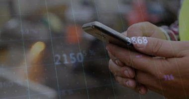 Akıllı telefon kullanan iki ırklı adamın veri işleme animasyonu. Küresel iş, teknoloji ve dijital arayüz kavramı dijital olarak oluşturulmuş video.