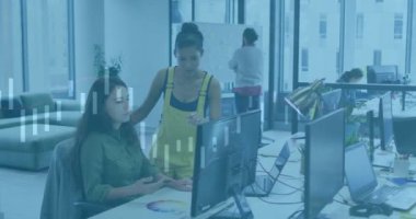 Ofisteki çeşitli iş adamları üzerinde finansal veri işleme animasyonu. Küresel finans, iş, bağlantılar, hesaplama ve veri işleme kavramı dijital olarak oluşturulmuş video.