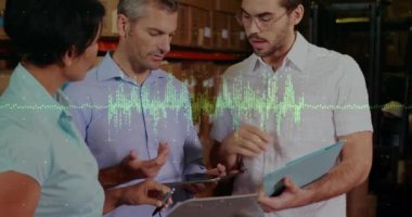 Depodaki finansal veri işleme ve çeşitli işçilerin animasyonu. Dijital olarak oluşturulan küresel finans, dağıtım, gönderme, bilgisayar ve dijital arayüz kavramı.