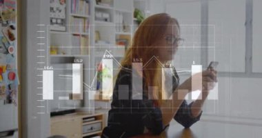 Akıllı telefon kullanan Kafkasyalı iş kadını üzerinde şema ve veri işleme animasyonları. Küresel iş, teknoloji ve dijital arayüz kavramı dijital olarak oluşturulmuş video.