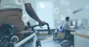 Ofisteki çeşitli iş adamları üzerinde dijital iş simgeleri ve veri işleme animasyonları. Küresel finans, iş, bağlantılar, hesaplama ve veri işleme kavramı dijital olarak oluşturulmuş video.