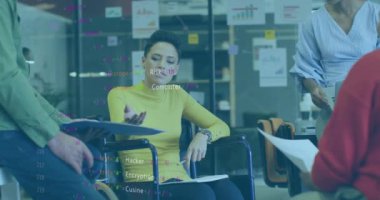 Muhtelif meslektaşların ofiste iş görüşmesi üzerine finansal veri işleme animasyonu. Küresel iş, finans, bilgisayar ve dijital arayüz kavramı dijital olarak oluşturulmuş video.