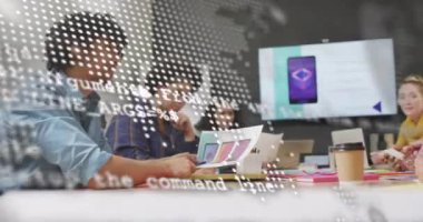 Ofisteki çeşitli iş adamları üzerinde finansal veri işleme animasyonu. Küresel finans, iş, bağlantılar, hesaplama ve veri işleme kavramı dijital olarak oluşturulmuş video.