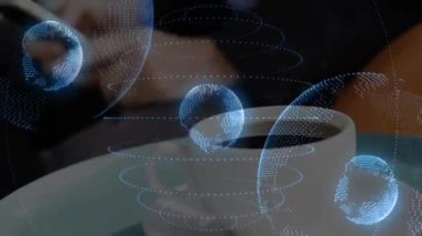 Akıllı telefon kullanan beyaz iş adamının üzerindeki kürelerin animasyonu. Dijital olarak oluşturulmuş küresel iletişim, bağlantılar, hesaplama ve dijital arayüz kavramı.