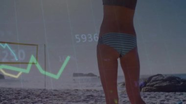 Beyazlı bir kadının plaj netbolu oynaması üzerine finansal veri işleme animasyonu. Küresel spor, finans, iş, bağlantılar, bilgisayar ve veri işleme kavramı dijital olarak oluşturuldu.