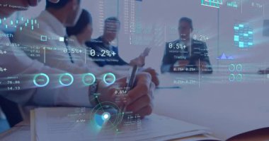 Ofiste konuşan çeşitli meslektaşların diyagramlarının ve veri işlemelerinin animasyonu. Teknoloji, iş ve dijital arayüz kavramı dijital olarak oluşturulmuş video.