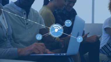Ofisteki çeşitli iş adamları üzerinde Wi-Fi simgeleriyle bağlantı ağının animasyonu. Küresel finans, iş, bağlantılar, hesaplama ve veri işleme kavramı dijital olarak oluşturulmuş video.