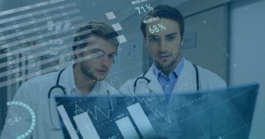 Röntgen kontrol eden beyaz erkek doktorların veri işleme ve diyagramlarının animasyonu. Tıp, teknoloji ve dijital arayüz kavramı dijital olarak oluşturulmuş video.