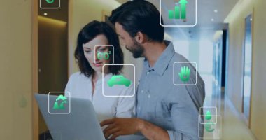 Ofisteki dizüstü bilgisayarla farklı meslekdaşlar üzerinde ekoloji simgelerinin canlandırılması. İş, teknoloji ve dijital arayüz kavramı dijital olarak oluşturuldu.