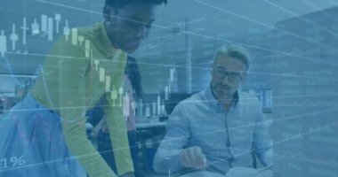 Ofisteki çeşitli iş adamları üzerinde finansal veri işleme animasyonu. Küresel finans, iş, bağlantılar, hesaplama ve veri işleme kavramı dijital olarak oluşturulmuş video.